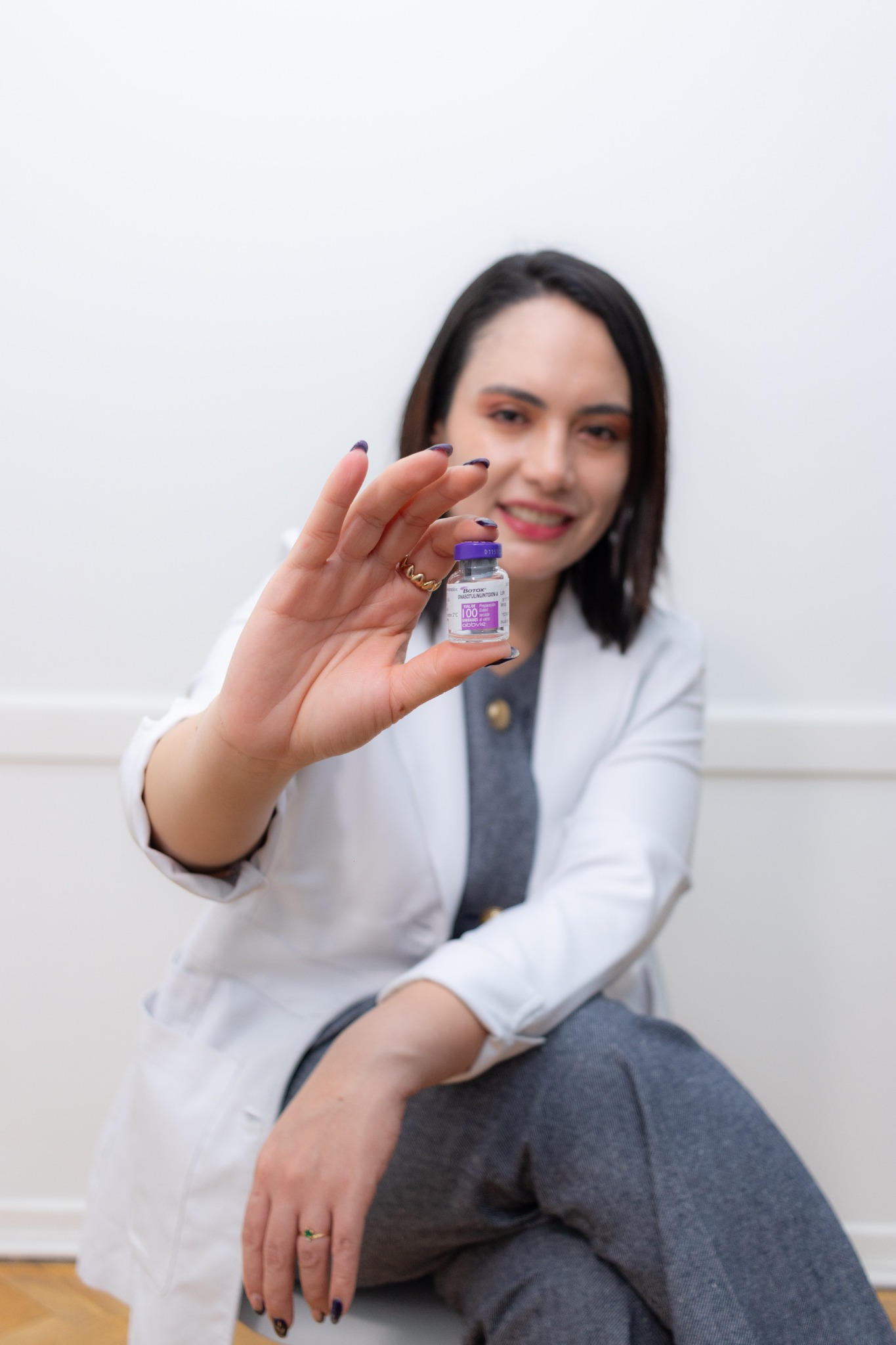 Dra. Sthepany Valencia Arturo preparando su atención dermatológica