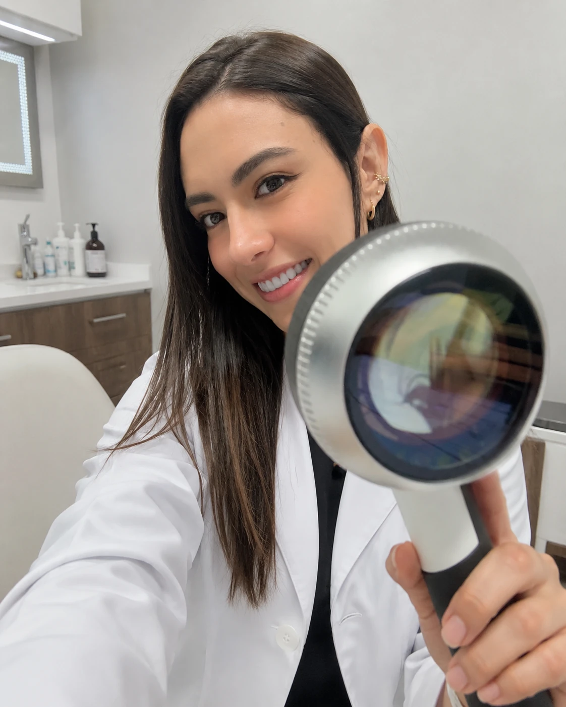 Dra. Sthepany Valencia Arturo en consultorio dermatológico