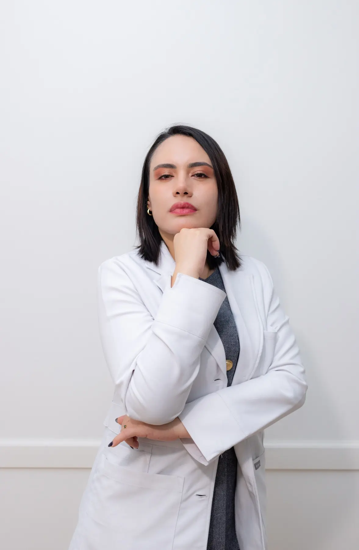 Dra. Sthepany Valencia realizando un procedimiento con bata blanca