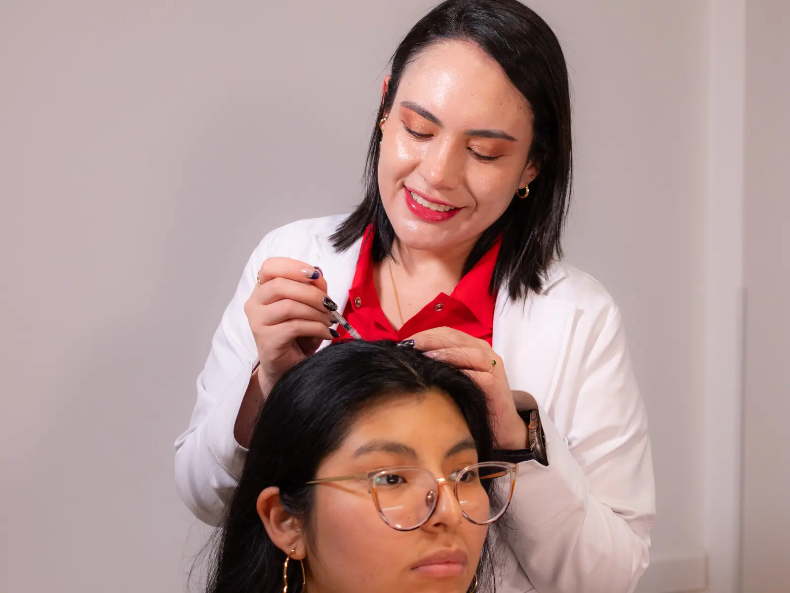 Mesoterapia capilar realizada por una dermatóloga en consultorio SkySkin
