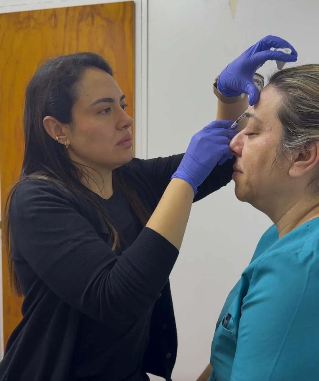 Dra. Sthepany Valencia durante un procedimiento